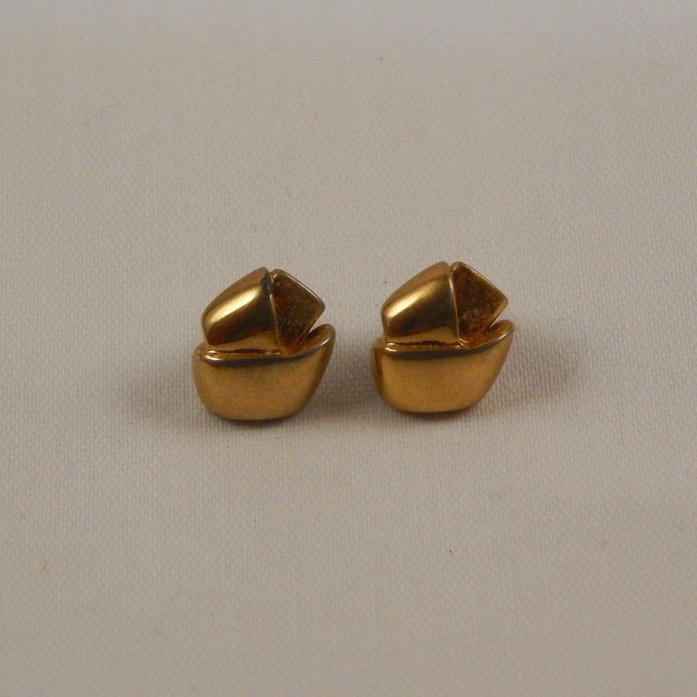Small knot earrings